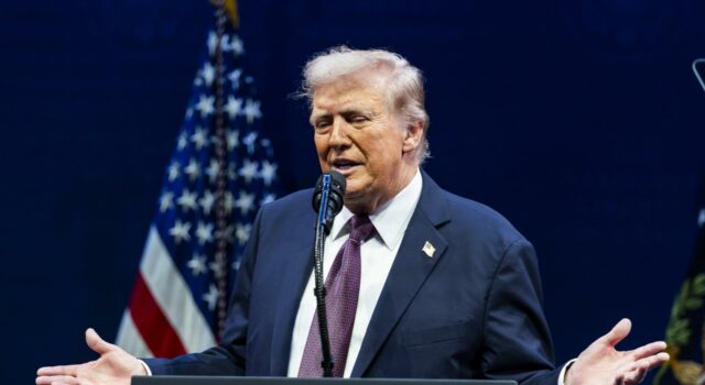 Trump afirma que la firma en la carta de cumpleaños de Epstein no es suya Trump afirma que la firma en la carta de cumpleaños de Epstein no es suya
