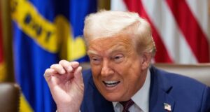 Trump propone un examen de ciudadanía más difícil para los inmigrantes Trump propone un examen de ciudadanía más difícil para los inmigrantes