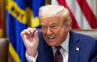 Trump propone un examen de ciudadanía más difícil para los inmigrantes Trump propone un examen de ciudadanía más difícil para los inmigrantes