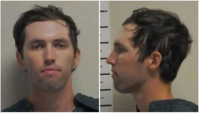 Tyler Robinson, impasible, escucha los cargos por el asesinato de Charlie Kirk Tyler Robinson, impasible, escucha los cargos por el asesinato de Charlie Kirk