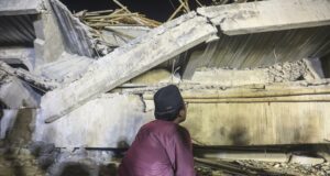 Un muerto y 99 rescatados tras el colapso de un internado en Indonesia Un muerto y 99 rescatados tras el colapso de un internado en Indonesia