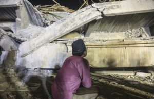 Un muerto y 99 rescatados tras el colapso de un internado en Indonesia Un muerto y 99 rescatados tras el colapso de un internado en Indonesia