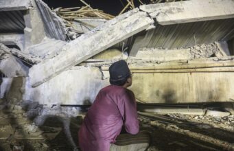 Un muerto y 99 rescatados tras el colapso de un internado en Indonesia Un muerto y 99 rescatados tras el colapso de un internado en Indonesia