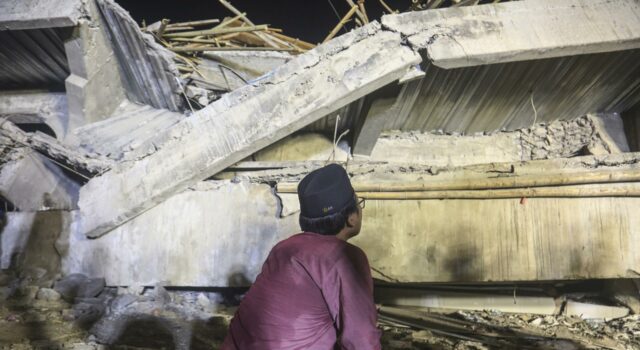 Un muerto y 99 rescatados tras el colapso de un internado en Indonesia Un muerto y 99 rescatados tras el colapso de un internado en Indonesia