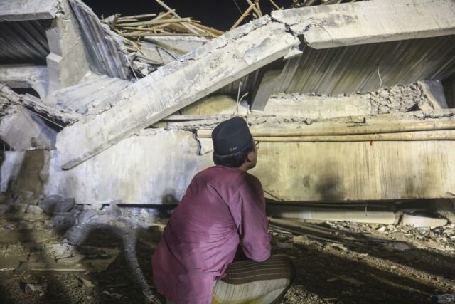 Un muerto y 99 rescatados tras el colapso de un internado en Indonesia