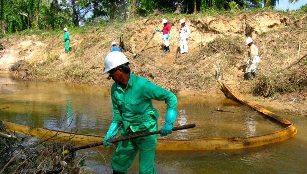 Pemex recupera $2.51 millones de litros de crudo derramados en río mexicano Pemex recupera $2.51 millones de litros de crudo derramados en río mexicano