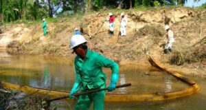 Pemex recupera $2.51 millones de litros de crudo derramados en río mexicano Pemex recupera $2.51 millones de litros de crudo derramados en río mexicano