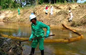 Pemex recupera $2.51 millones de litros de crudo derramados en río mexicano Pemex recupera $2.51 millones de litros de crudo derramados en río mexicano