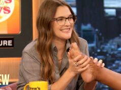 Drew Barrymore huele los pies de sus coanfitriones en vivo y la situación se vuelve aún más extraña Drew Barrymore huele los pies de sus coanfitriones en vivo y la situación se vuelve aún más extraña