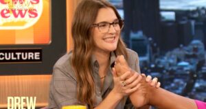 Drew Barrymore huele los pies de sus coanfitriones en vivo y la situación se vuelve aún más extraña Drew Barrymore huele los pies de sus coanfitriones en vivo y la situación se vuelve aún más extraña