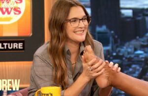 Drew Barrymore huele los pies de sus coanfitriones en vivo y la situación se vuelve aún más extraña Drew Barrymore huele los pies de sus coanfitriones en vivo y la situación se vuelve aún más extraña