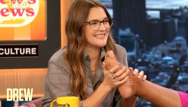 Drew Barrymore huele los pies de sus coanfitriones en vivo y la situación se vuelve aún más extraña