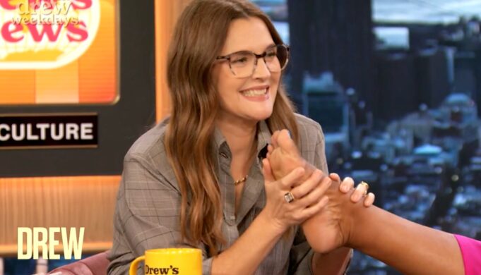 Drew Barrymore huele los pies de sus coanfitriones en vivo y la situación se vuelve aún más extraña Drew Barrymore huele los pies de sus coanfitriones en vivo y la situación se vuelve aún más extraña