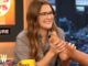 Drew Barrymore huele los pies de sus coanfitriones en vivo y la situación se vuelve aún más extraña Drew Barrymore huele los pies de sus coanfitriones en vivo y la situación se vuelve aún más extraña