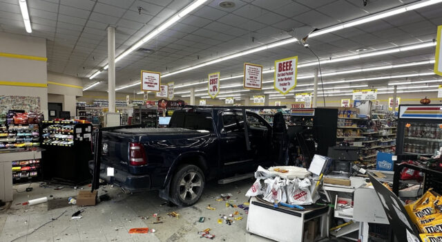 Centre Pic N’ Sav cerró después de que un vehículo se estrellara contra el edificio Centre Pic N' Sav cerró después de que un vehículo se estrellara contra el edificio