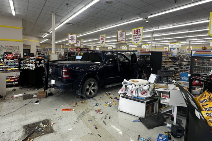 Centre Pic N’ Sav cerró después de que un vehículo se estrellara contra el edificio Centre Pic N' Sav cerró después de que un vehículo se estrellara contra el edificio