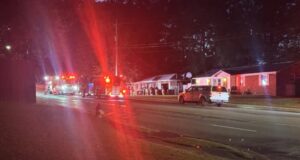 Dos personas fueron trasladadas al hospital tras un incendio en Sparkman Drive Dos personas fueron trasladadas al hospital tras un incendio en Sparkman Drive