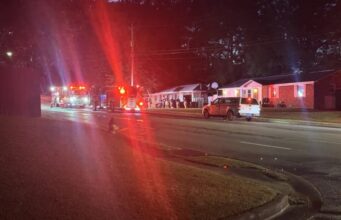 Dos personas fueron trasladadas al hospital tras un incendio en Sparkman Drive Dos personas fueron trasladadas al hospital tras un incendio en Sparkman Drive