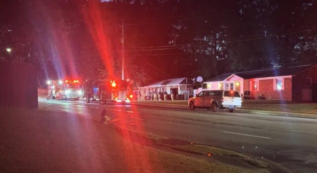 Dos personas fueron trasladadas al hospital tras un incendio en Sparkman Drive Dos personas fueron trasladadas al hospital tras un incendio en Sparkman Drive