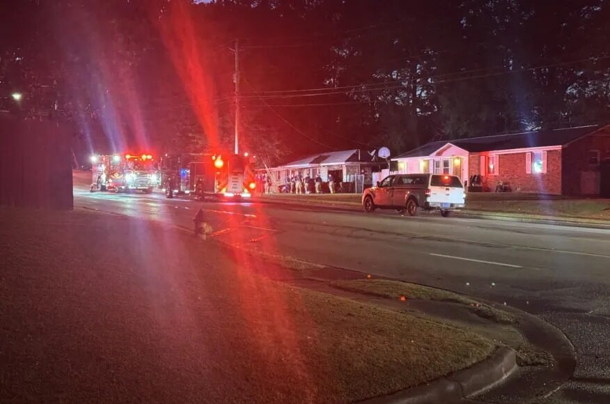 Dos personas fueron trasladadas al hospital tras un incendio en Sparkman Drive Dos personas fueron trasladadas al hospital tras un incendio en Sparkman Drive