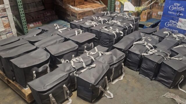 Organización sin fines de lucro ofrece cajas de comida gratis para empleados federales con licencia
