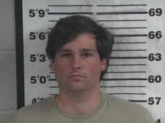 Pescador profesional acusado de homicidio involuntario tras accidente fatal en el lago Smith Pescador profesional acusado de homicidio involuntario tras accidente fatal en el lago Smith