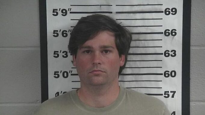 Pescador profesional acusado de homicidio involuntario tras accidente fatal en el lago Smith Pescador profesional acusado de homicidio involuntario tras accidente fatal en el lago Smith