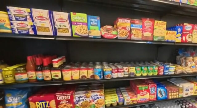 Tienda de comestibles gratis abre en la Escuela Intermedia Huffman Tienda de comestibles gratis abre en la Escuela Intermedia Huffman