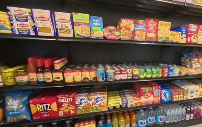 Tienda de comestibles gratis abre en la Escuela Intermedia Huffman Tienda de comestibles gratis abre en la Escuela Intermedia Huffman