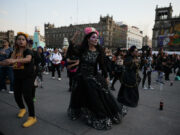 Cientos de personas asisten a una masiva clase de baile aeróbico en Ciudad de México Cientos de personas asisten a una masiva clase de baile aeróbico en Ciudad de México