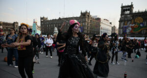 Cientos de personas asisten a una masiva clase de baile aeróbico en Ciudad de México Cientos de personas asisten a una masiva clase de baile aeróbico en Ciudad de México
