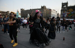 Cientos de personas asisten a una masiva clase de baile aeróbico en Ciudad de México Cientos de personas asisten a una masiva clase de baile aeróbico en Ciudad de México