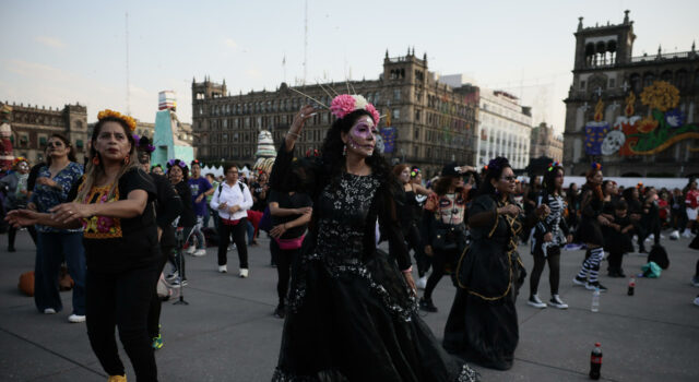 Cientos de personas asisten a una masiva clase de baile aeróbico en Ciudad de México Cientos de personas asisten a una masiva clase de baile aeróbico en Ciudad de México