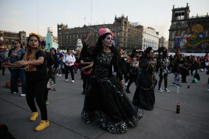 Cientos de personas asisten a una masiva clase de baile aeróbico en Ciudad de México Cientos de personas asisten a una masiva clase de baile aeróbico en Ciudad de México