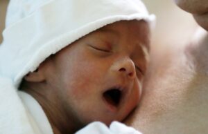 Contacto piel con piel tras nacer: el mejor inicio de vida Contacto piel con piel tras nacer: el mejor inicio de vida