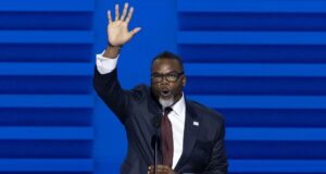 El alcalde de Chicago exige encausar agentes federales por violar zonas libres de ICE El alcalde de Chicago exige encausar agentes federales por violar zonas libres de ICE