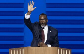 El alcalde de Chicago exige encausar agentes federales por violar zonas libres de ICE El alcalde de Chicago exige encausar agentes federales por violar zonas libres de ICE