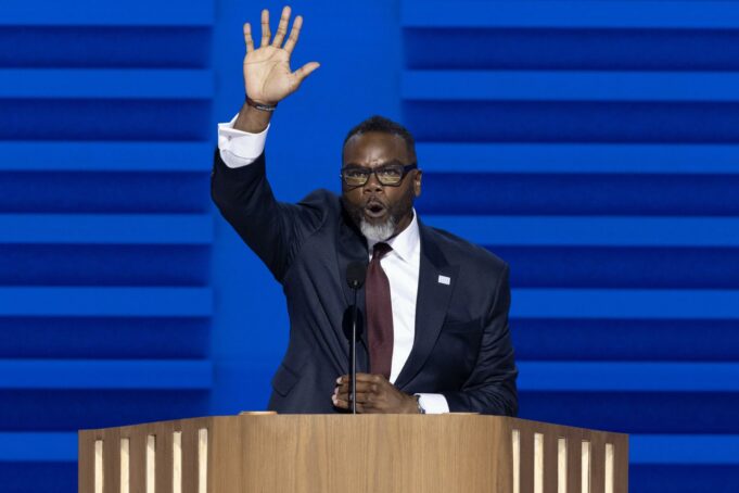 El alcalde de Chicago exige encausar agentes federales por violar zonas libres de ICE El alcalde de Chicago exige encausar agentes federales por violar zonas libres de ICE