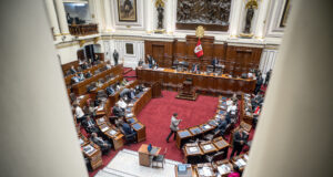 El Congreso de Perú inicia proceso exprés para destitución presidencial inmediata El Congreso de Perú inicia proceso exprés para destitución presidencial inmediata