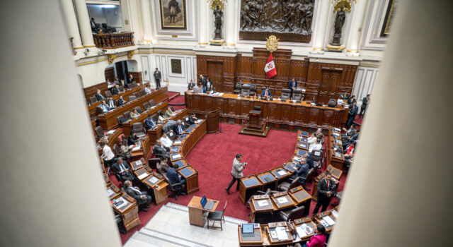 El Congreso de Perú inicia proceso exprés para destitución presidencial inmediata El Congreso de Perú inicia proceso exprés para destitución presidencial inmediata