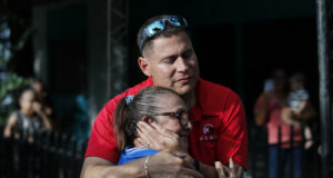 El periodista Mario Guevara, deportado de EE.UU., es recibido por familiares y amigos El periodista Mario Guevara, deportado de EE.UU., es recibido por familiares y amigos