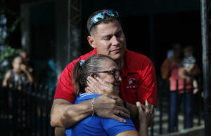 El periodista Mario Guevara, deportado de EE.UU., es recibido por familiares y amigos El periodista Mario Guevara, deportado de EE.UU., es recibido por familiares y amigos