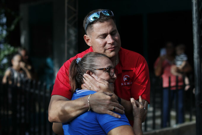 El periodista Mario Guevara, deportado de EE.UU., es recibido por familiares y amigos El periodista Mario Guevara, deportado de EE.UU., es recibido por familiares y amigos