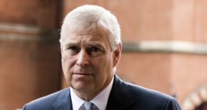 El príncipe Andrés abdica a sus títulos reales y firma su caída definitiva El príncipe Andrés abdica a sus títulos reales y firma su caída definitiva