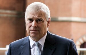 El príncipe Andrés abdica a sus títulos reales y firma su caída definitiva El príncipe Andrés abdica a sus títulos reales y firma su caída definitiva