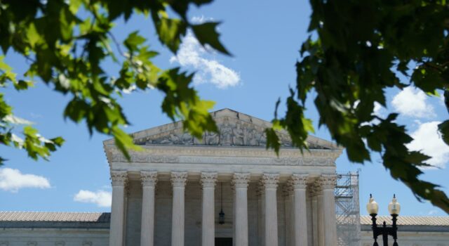 El Supremo de EE.UU. pone en riesgo de deportación inmediata a 300.000 venezolanos El Supremo de EE.UU. pone en riesgo de deportación inmediata a 300.000 venezolanos