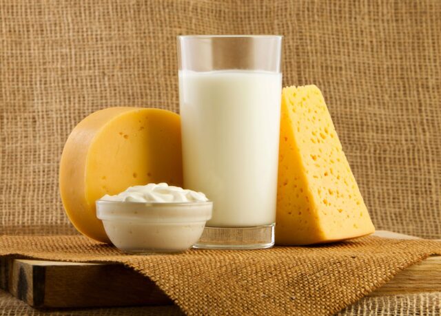 Gripe aviar encontrada al acecho en queso de leche cruda, advierte nuevo estudio