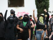 Jóvenes encapuchados se toman escuela de la UNAM en Ciudad de México Jóvenes encapuchados se toman escuela de la UNAM en Ciudad de México