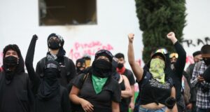 Jóvenes encapuchados se toman escuela de la UNAM en Ciudad de México Jóvenes encapuchados se toman escuela de la UNAM en Ciudad de México