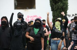 Jóvenes encapuchados se toman escuela de la UNAM en Ciudad de México Jóvenes encapuchados se toman escuela de la UNAM en Ciudad de México